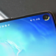 Imagen para el artículo titulado Esta aplicación aprovecha el agujero en la pantalla del Galaxy S10 para indicarte cuánta batería te queda
